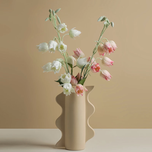 Keramikvase mit gewelltem Rand für Blumen und zur Dekoration