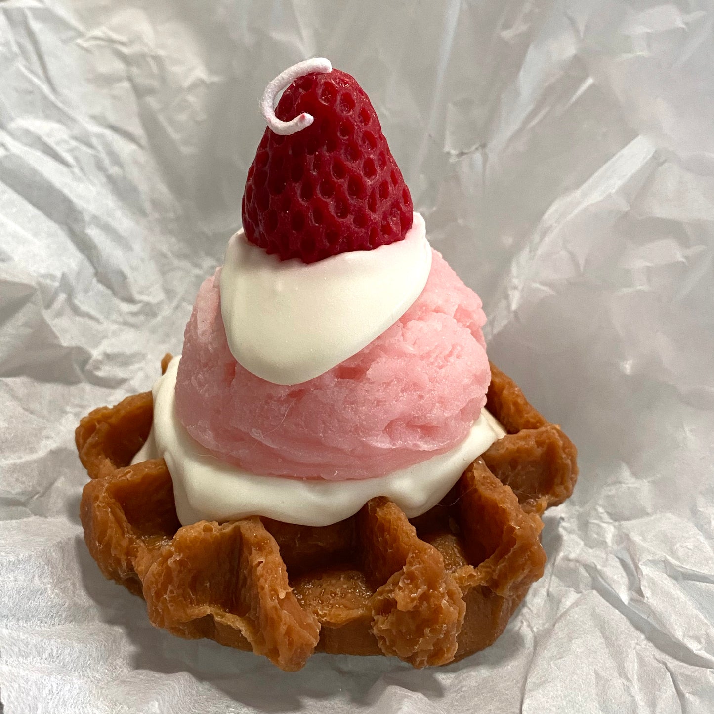 Waffel mit Erdbeereis Kerze