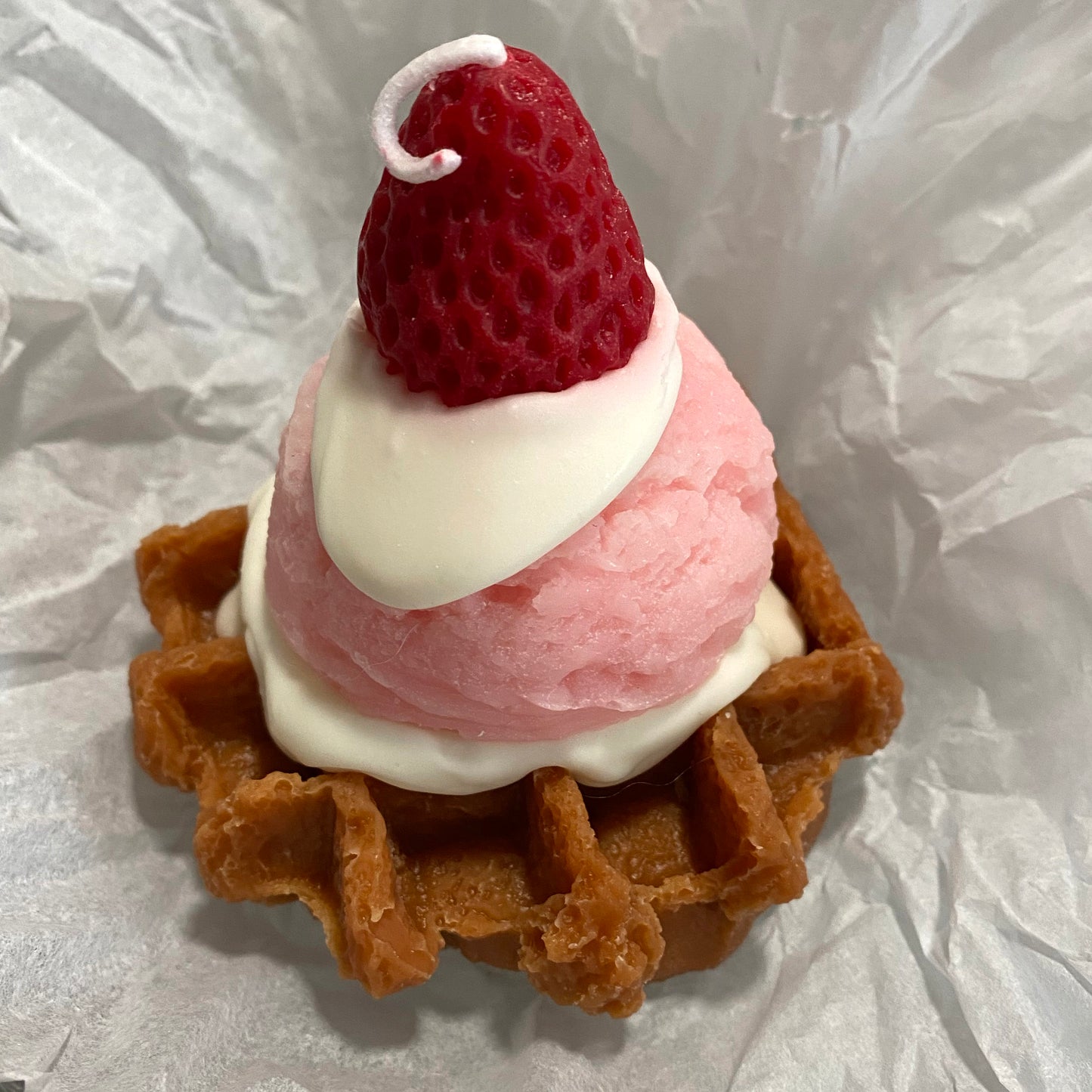 Waffel mit Erdbeereis Kerze