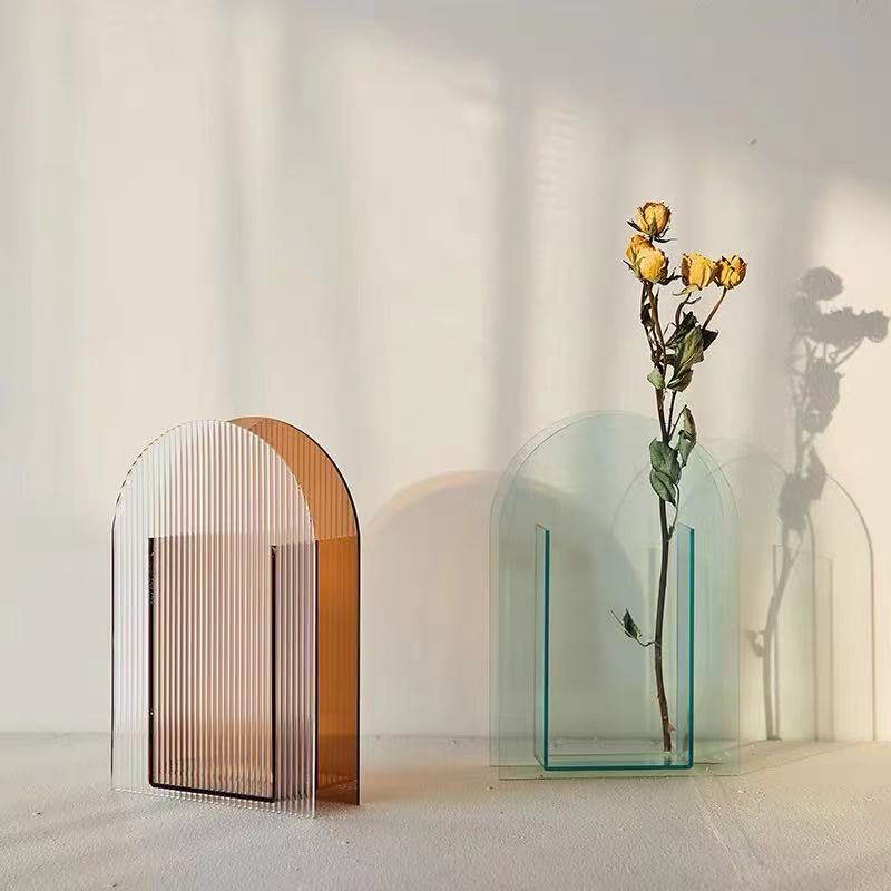 Acryl-Bulmenvase in minimalistischem Design