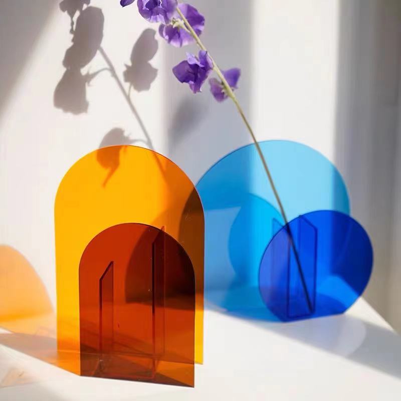 Acryl-Bulmenvase in minimalistischem Design
