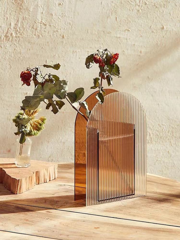 Acryl-Bulmenvase in minimalistischem Design