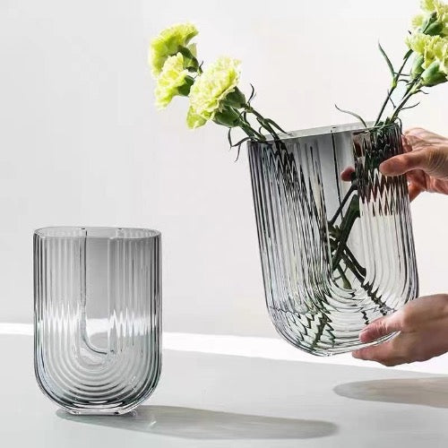 U-förmige Vase aus Glas für Blumen und zur Dekoration