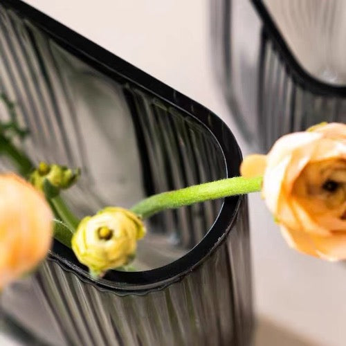 U-förmige Vase aus Glas für Blumen und zur Dekoration