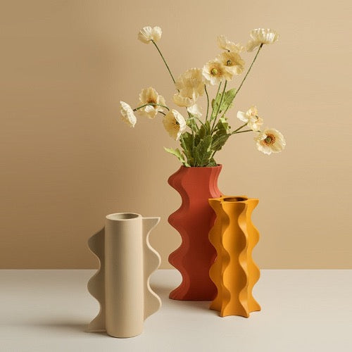 Keramikvase mit gewelltem Rand für Blumen und zur Dekoration