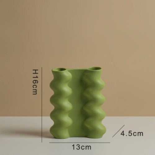 Keramikvase mit gewelltem Rand für Blumen und zur Dekoration