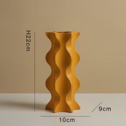 Keramikvase mit gewelltem Rand für Blumen und zur Dekoration