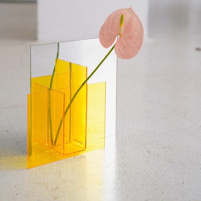 Acryl-Bulmenvase in minimalistischem Design