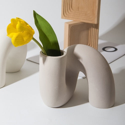 Geschwungene Keramikvase für Blumen