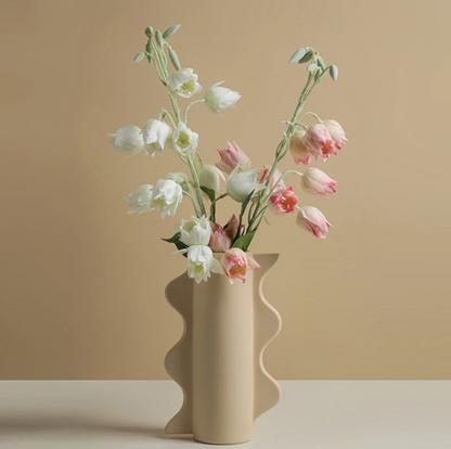  Keramikvase mit gewelltem Rand für Blumen und zur Dekoration