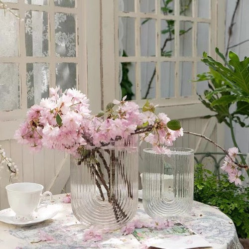 U-förmige Vase aus Glas für Blumen und zur Dekoration