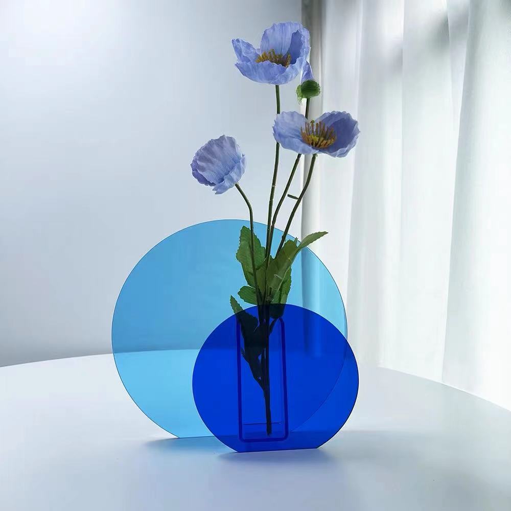 Acryl-Bulmenvase in minimalistischem Design