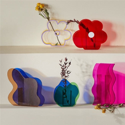 Verspielte Acryl-Vase für Blumen und Dekor